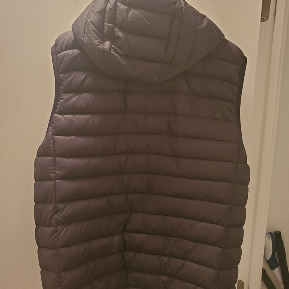 H&M black light weight puffer vest with hood size large - Picture 2 of 3
